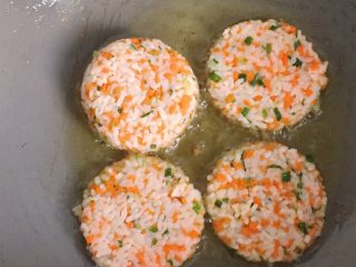 13、香煎米饼~,取一平底锅,放入适量油烧热,将米饼放入锅中,小火慢煎