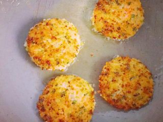 14、香煎米饼~,煎至底面金黄色时,借用锅铲翻面,煎至两面都金黄色即可。