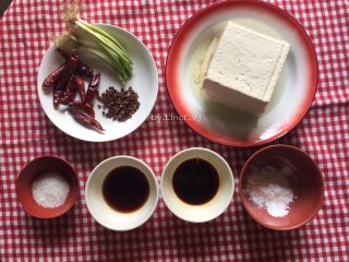 1、宫保豆腐丁,准备食材:老豆腐约200g、干红辣椒8个、花椒1勺、葱白6根、白糖1勺、生抽2勺、醋3勺、盐0.5匙、淀粉1勺