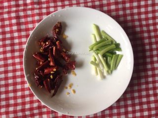 2、宫保豆腐丁,先将干红辣椒切小段、葱白洗净切段待用