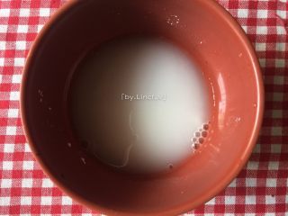 3、宫保豆腐丁,淀粉加适量清水搅拌成水淀粉待用