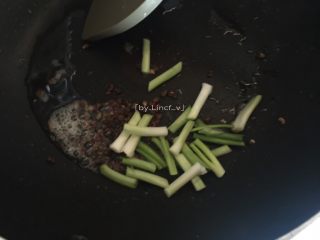 9、宫保豆腐丁,加入葱白段