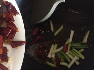 10、宫保豆腐丁,加入干红辣椒翻炒