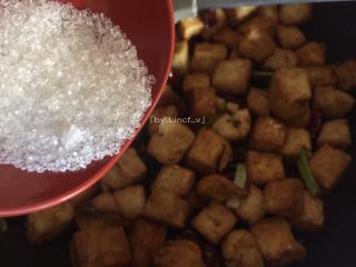 14、宫保豆腐丁,倒入白糖