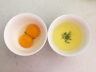 3、老坛酸菜鱼,鸡蛋打入碗里，蛋清分离出来备用