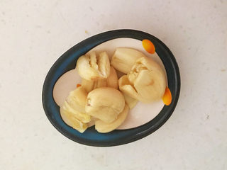 5、老坛酸菜鱼,大蒜拍碎