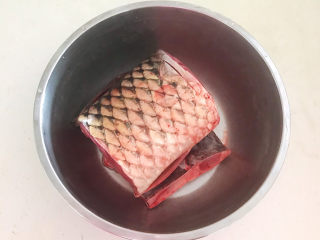 9、老坛酸菜鱼,草鱼中段清洗干净，清除鱼腹的黑膜