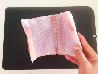 11、老坛酸菜鱼,看看草鱼的鱼腹清洗的非常干净，把鱼肉分离出来