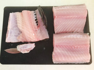 12、老坛酸菜鱼,分成3块：鱼骨1块，鱼肉2块