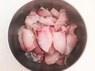 14、老坛酸菜鱼,把切好的鱼肉放入大碗里