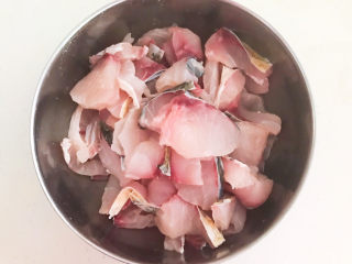 17、老坛酸菜鱼,用手抓匀，抓出粘液