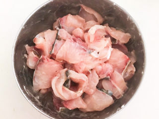 21、老坛酸菜鱼,抓匀即可