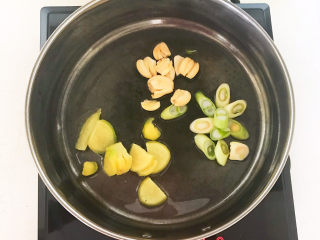 22、老坛酸菜鱼,炒锅烧热后加入大豆色拉油，油烧热后加入葱姜蒜，炒出香味