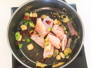 24、老坛酸菜鱼,加入鱼骨，翻炒1分钟