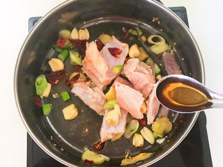 25、老坛酸菜鱼,加入料酒，翻炒均匀