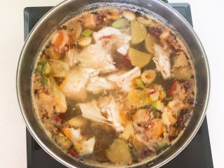 27、老坛酸菜鱼,大火烧开后煮五分钟，鱼汤煮好了