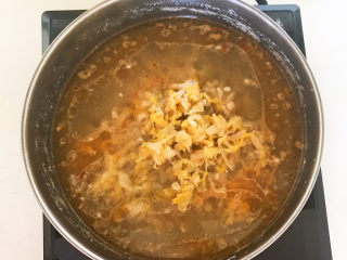 31、老坛酸菜鱼,加入切好的老坛酸菜