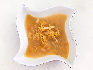 34、老坛酸菜鱼,把做好的底汁倒入大碗里面备用