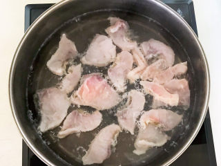 36、老坛酸菜鱼,烧开后加入鱼片，鱼片要一片一片加入