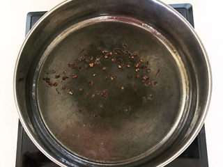 40、老坛酸菜鱼,油烧热后加入花椒粒，把花椒炒出香味，花椒油就做好了