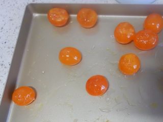 4、广式莲蓉蛋黄、豆沙蛋黄月饼制作方法,新鲜蛋黄烤箱180度烤5分钟 备用