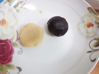 7、广式莲蓉蛋黄、豆沙蛋黄月饼制作方法,提前把所以面皮称好每个20g，