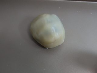 8、广式莲蓉蛋黄、豆沙蛋黄月饼制作方法,面皮都是糖浆所以很沾手，可以戴手套包，还沾的话可以裹一点点面粉就好包了，饼皮一点点顺着馅料往上推直至收口全部包住，4:6的非常好包没难度，包