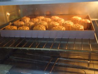 11、广式莲蓉蛋黄、豆沙蛋黄月饼制作方法,烤箱预热180度，中层，上下火，喷一点水在月饼上烤5-7分钟定型。