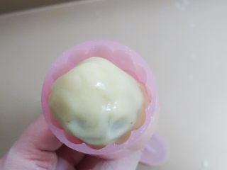 9、广式莲蓉蛋黄、豆沙蛋黄月饼制作方法,模具抹上面粉，防粘。然后放入模具压造型（最好揉成椭圆形放进模具里，不然太扁会磕到模具边边月饼皮会伤到），月饼的花片最好选择纹理清晰纹路多一点