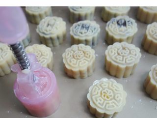 10、广式莲蓉蛋黄、豆沙蛋黄月饼制作方法,将模具直接压在烤盘里，中间留一点距离即可