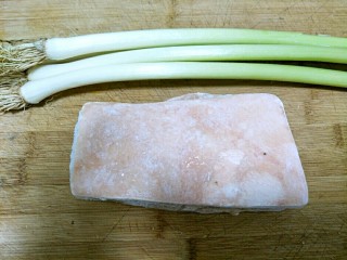 1、回锅肉,准备市场。