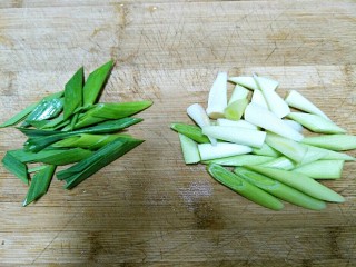 6、回锅肉,蒜苗切成马耳状。蒜白和蒜叶分开放。