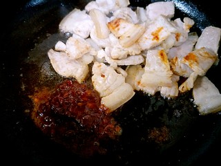 9、回锅肉,接着放入郫县豆瓣酱一勺。