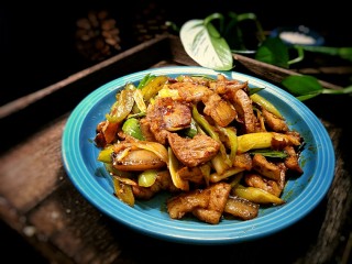 17、回锅肉,翻炒均匀后即可出锅。