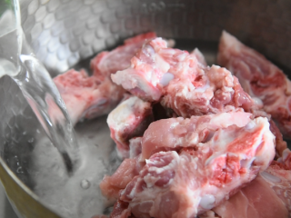 4、美味营养成功率高的一道家常汤品,锅中倒入温水