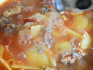 11、美味营养成功率高的一道家常汤品,开盖，加入2.5g盐、1g胡椒粉