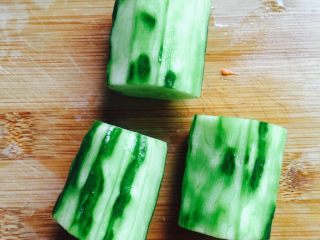 6、越南春卷,将黄瓜洗净去皮切成段