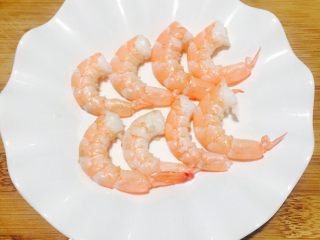 12、越南春卷,待冷却后剥出虾仁