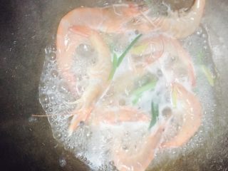 10、越南春卷,锅中烧开水加入姜丝、葱、料酒把虾煮熟