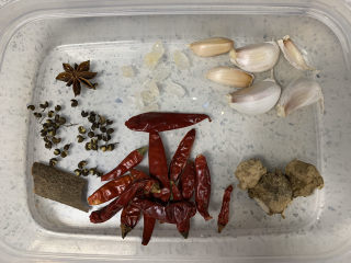 1、红焖牛肉,所需姜蒜及香料份量如图