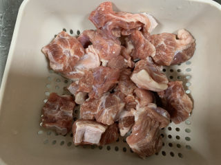 2、红焖牛肉,牛肉切小块，洗净，沥干水备用