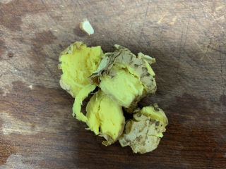 3、红焖牛肉,老姜一块，拍散