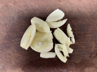 4、红焖牛肉,蒜拍一下，不需要太碎