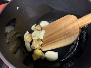 7、红焖牛肉,热锅冷油，放姜蒜炒香