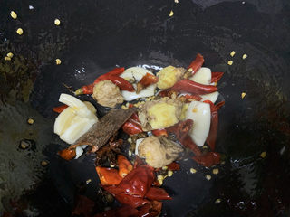 8、红焖牛肉,姜蒜炒香后放入其他香料，翻炒出香味