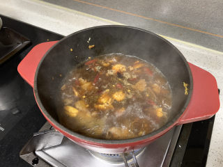 11、红焖牛肉,加入适量盐，冰糖，生抽调味，然后倒入沒过牛肉的开水，翻拌均匀。注意一定要倒入开水，放冷水的话牛肉会变老变硬