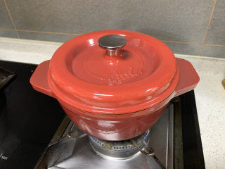 12、红焖牛肉,盖上锅盖，大火烧开后转小火