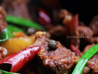 14、红焖牛肉,虽然加入了干辣椒，但只起了提香作用，最后出来味道并不辣，大家可以根据自己的口味调整辣椒和花椒的份量