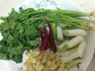 1、自制【重庆火锅】,将葱姜蒜等配料洗净切块，