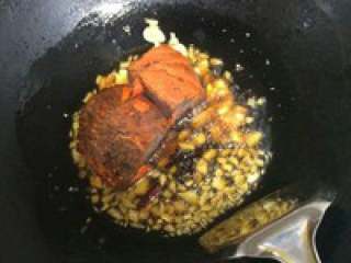 2、自制【重庆火锅】,热锅加入菜油，待油温八成热时 ，加入姜蒜炒香，然后加入火锅 底料，小火熬制融化，改中火炒 制1分钟左右。